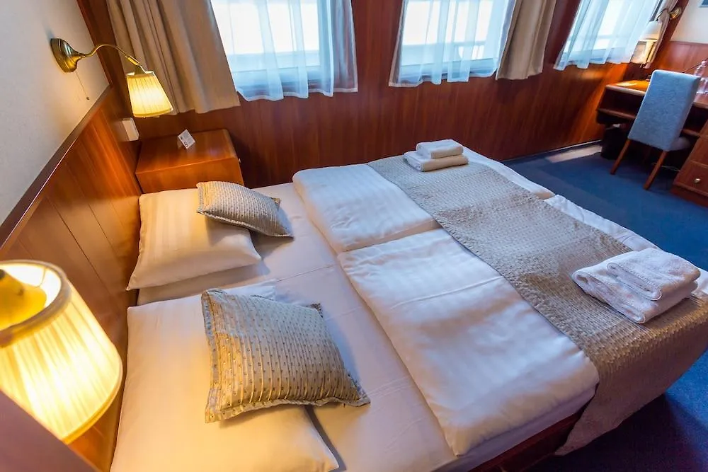 Botel Grand Jules - Boat Hotel Boedapest